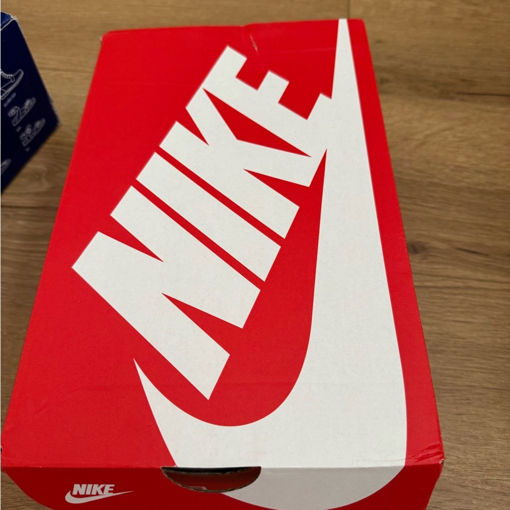 Nike Low-Top Sneakers in White, Beige & Black - Picture 6 of 6